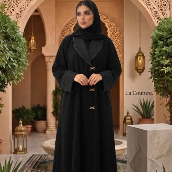 عباية كريب أسود بياقة جاكار أنيقة
