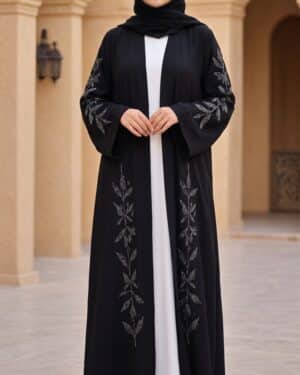 عايز العباية الى فى image 1 بخلفية الصورة image 2 وتعمل تشويش مكثف على وجه عارضة الازياء