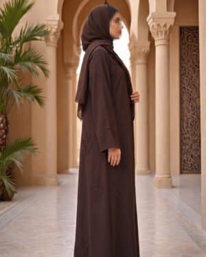 عايز زى الصورة دى image 1 من الجانب (اليمين) لعارضة الازياء والعبائة  وتاكد من تشويش الوجة بشكل مكثف و  نفس الباك جروند بنفس