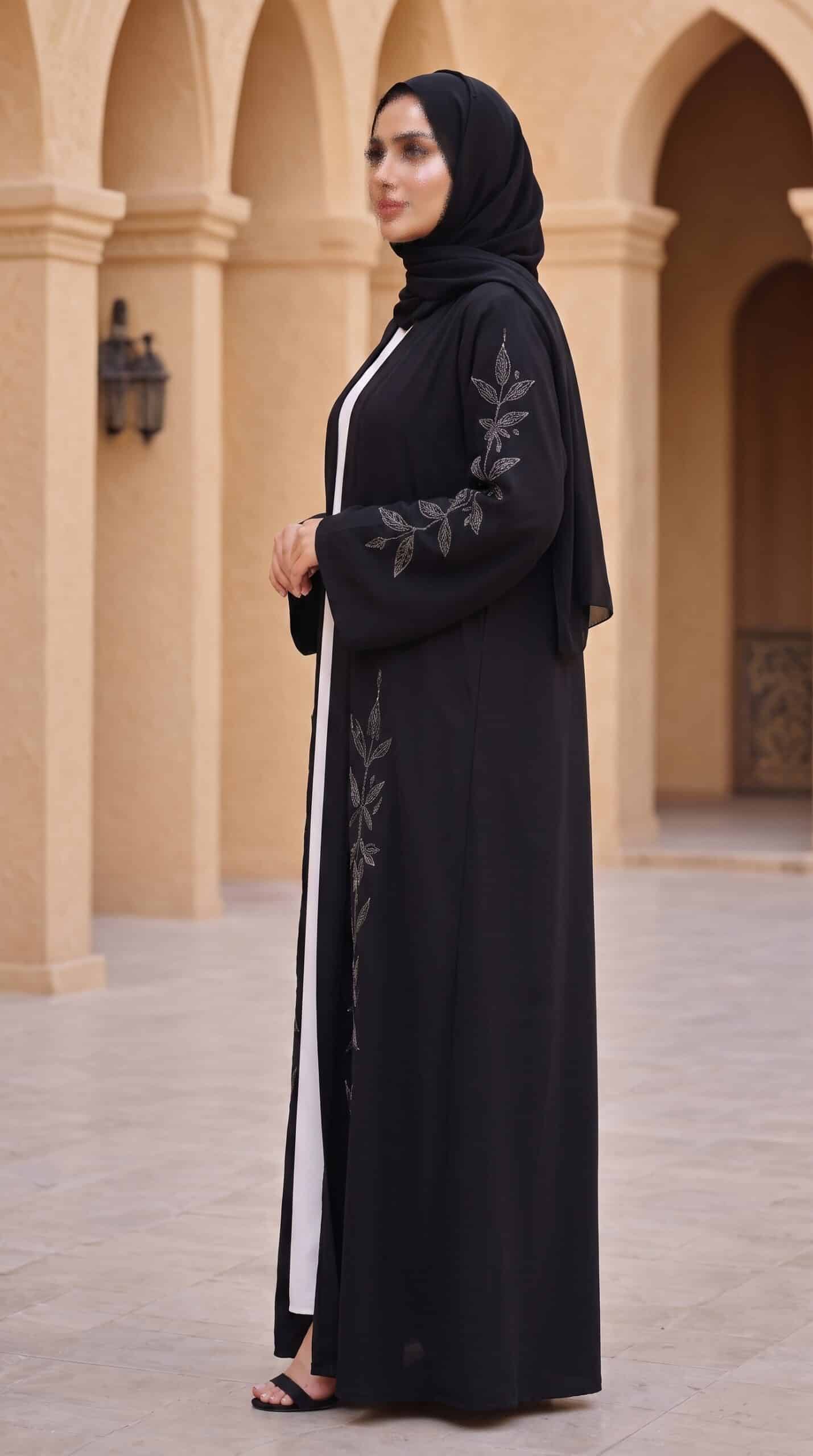 Second image of عباية كوبا سوداء بتطريز نباتي طولي ناعم