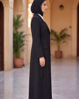 عايز زى الصورة دى image 1 من الجانب اليمين لعارضة الازياء والعبائة  وتاكد من تشويش الوجة بشكل مكثف و نفس الباك جروند