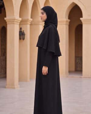 عايز زى الصورة دى image 1 من الجانب اليسار لعارضة الازياء والعبائة  وتاكد من تشويش الوجة بشكل مكثف و نفس الباك جروند