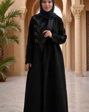 عايز العباية الى فى image 1 بخلفية الصورة image 2 وتعمل تشويش مكثف جدا جدا على وجه عارضة الأزياء مع عدم اظهار اى محرمات مثل صدرها وشعرها