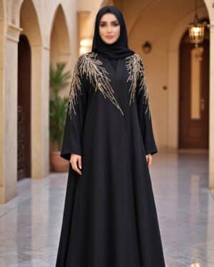 عايز العباية الى فى image 1 بخلفية الصورة image 2 وتعمل تشويش مكثف جدا على وجه عارضة الأزياء